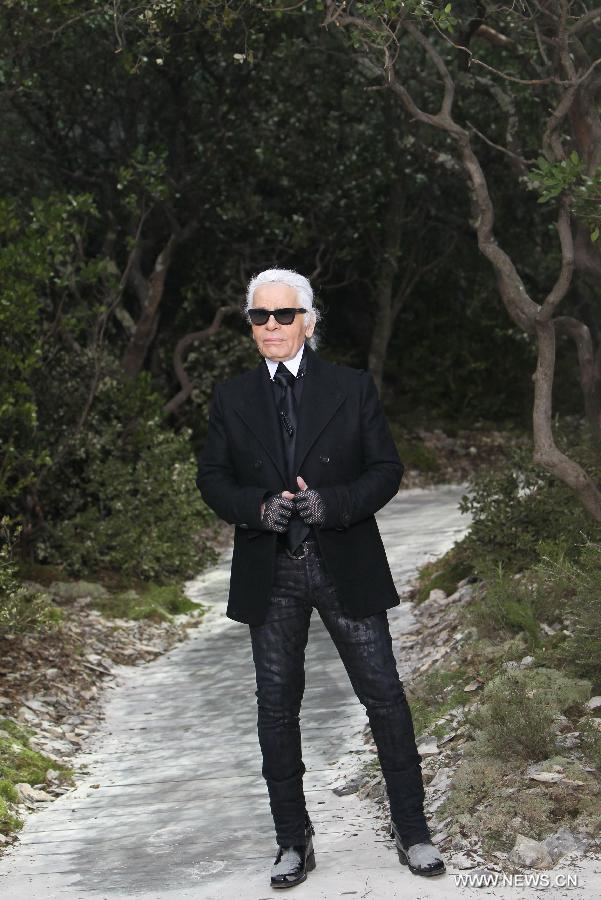 German designer Karl Lagerfeld acknowledges the audience at the end of the Haute Couture Spring-Summer 2013 collection show for French fashion house Chanel in Paris, France, Jan. 22, 2013. (Xinhua/Gao Jing) 