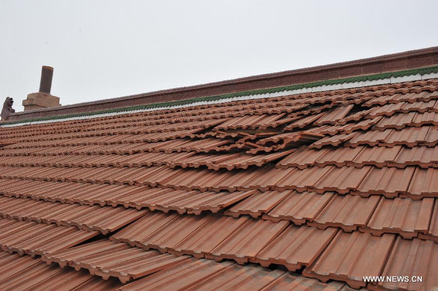 Photo taken on Jan. 23, 2013 shows the roof destroyed in an earthquake at Shubeitai Village of Liutiaozhai Township in county-level city of Dengta, northeast China's Liaoning Province. A 5.1-magnitude earthquake jolted the border region of Dengta and Shenyang cities in Liaoning at 12:18 p.m. (0418 GTM) on Wednesday, the China Earthquake Networks Center has said. The epicenter, with a depth of about 7 kilometers, was located near Dengta and the Sujiatun District of Shenyang, capital of Liaoning Province, at 41.5 degrees north latitude and 123.2 degrees east longitude. Liu Wenlong, mayor of Dengta, said the city government has not received any reports about casualties or house collapse. But cracks were spotted in houses in some townships. No casualties or house collapses have been reported in Sujiatun either. (Xinhua/Zhao Jianjun)