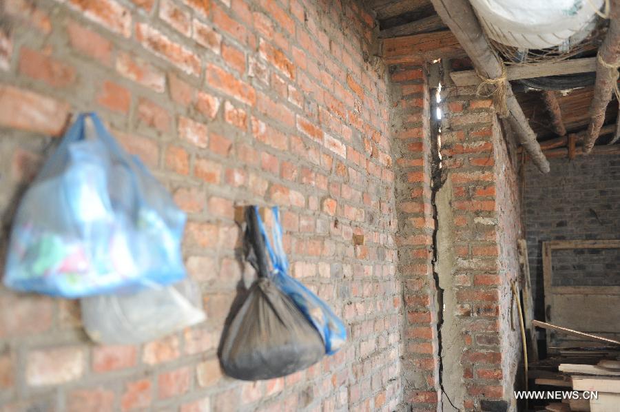 Photo taken on Jan. 23, 2013 shows a crack on the wall of a villager's house at the quake-hit Shubeitai Village of Liutiaozhai Township in county-level city of Dengta, northeast China's Liaoning Province. A 5.1-magnitude earthquake jolted the border region of Dengta and Shenyang cities in Liaoning at 12:18 p.m. (0418 GTM) on Wednesday, the China Earthquake Networks Center has said. The epicenter, with a depth of about 7 kilometers, was located near Dengta and the Sujiatun District of Shenyang, capital of Liaoning Province, at 41.5 degrees north latitude and 123.2 degrees east longitude. Liu Wenlong, mayor of Dengta, said the city government has not received any reports about casualties or house collapse. But cracks were spotted in houses in some townships. No casualties or house collapses have been reported in Sujiatun either. (Xinhua/Zhao Jianjun)