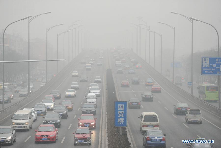 Vehicles run on the fog-shrouded Guomao Bridge in Beijing, capital of China, Jan. 23, 2013. The air quality hit the level of serious pollution in Beijing on Wednesday, as smog blanketed the city. (Xinhua/Luo Xiaoguang)