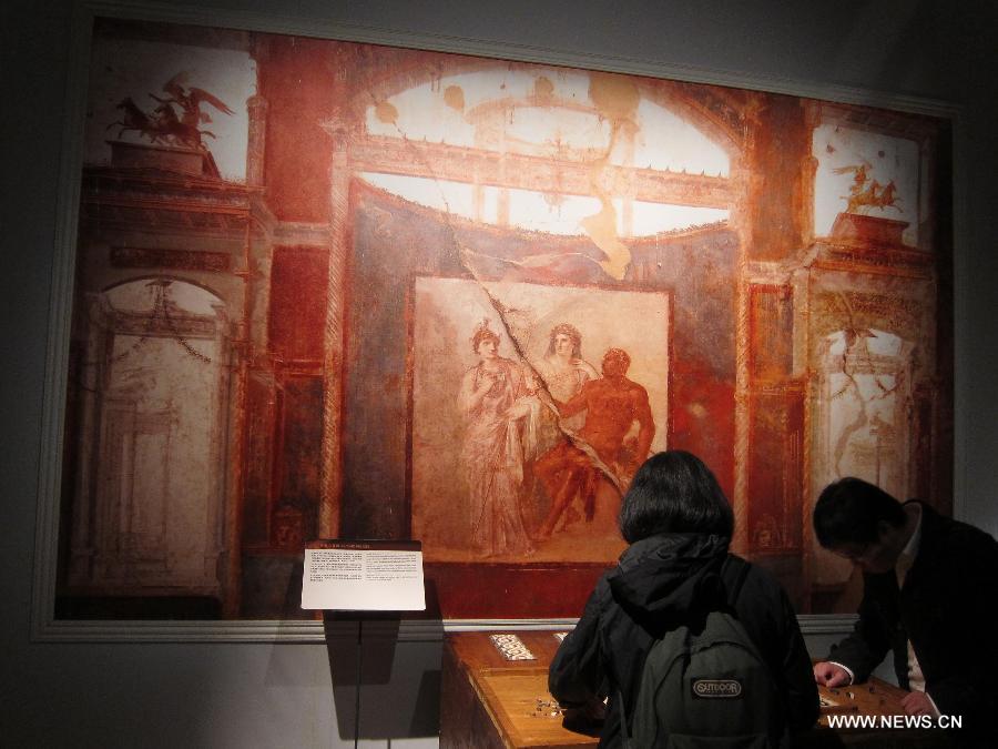 Visitors watch the ancient Rome-related exhibits during an exhibition at Hong Kong Science Museum in south China's Hong Kong, Jan. 23, 2013. Exhibition "Julius Caesar - Military Genius and Mighty Machines" is underway at the Hong Kong Science Museum. More than 40 exhibits reflecting the science and technology of ancient Romans were displayed on the show. (Xinhua/Zhao Yusi) 