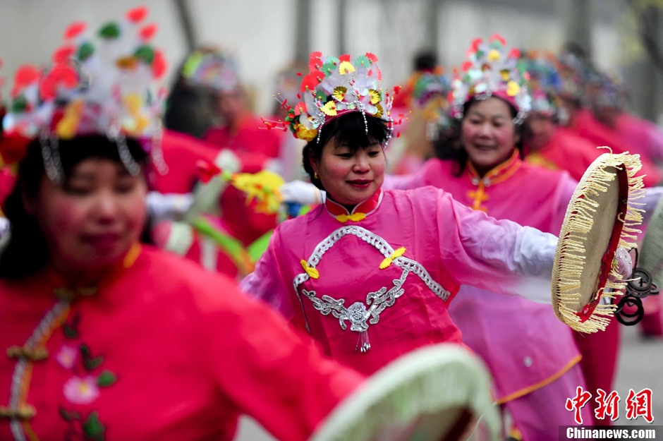 Performers practice Taiping Drum dance (or Peace Drum) in Daguanyuan (or Grand View Park) in Beijing, January 23, 2013. The performance will be part of the temple fair to be held in the park from February 10 to 14. (Photo: CNS/Lu Xin)