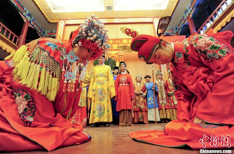 Performers in costumes re-enact the wedding ceremony of Jia Baoyu, one of the main characters in the well-known Chinese novel A Dream of Red Mansions by Qing Dynasty writer Cao Xueqin (17l5-l763), in Daguanyuan (or Grand View Park) in Beijing, January 23, 2013. The performance will be part of the temple fair to be held in the park from February 10 to 14. (Photo: CNS/Lu Xin)