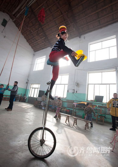 A girl rides barrow; barrow training is only for girls now. (Photo/ Yx.iqilu.com)