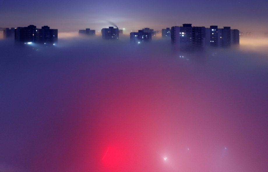 Dense fog hit back Beijing and caused serious air pollution on Tuesday and Wednesday. From the bird’s-eye view, the sleeping city was shrouded by fantasy created by shimmer of dawn, illumination and fog. (Photo/CCTV) 