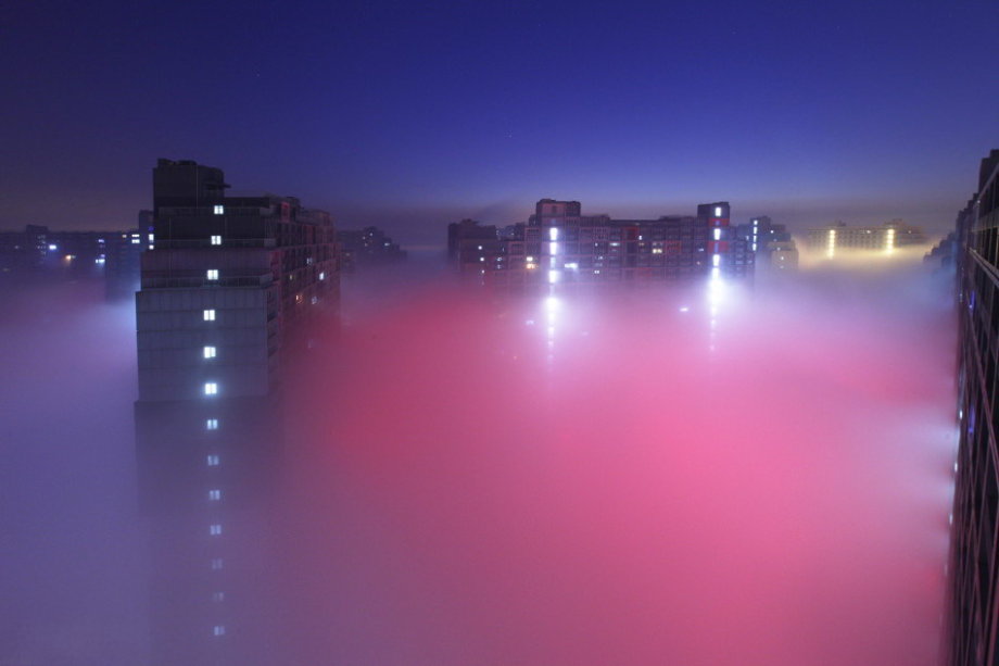 Dense fog hit back Beijing and caused serious air pollution on Tuesday and Wednesday. From the bird’s-eye view, the sleeping city was shrouded by fantasy created by shimmer of dawn, illumination and fog. (Photo/CCTV) 