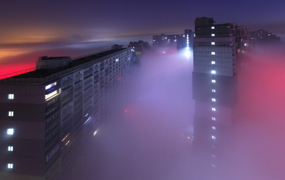 Dense fog hit back Beijing and caused serious air pollution on Tuesday and Wednesday. From the bird’s-eye view, the sleeping city was shrouded by fantasy created by shimmer of dawn, illumination and fog. (Photo/CCTV) 