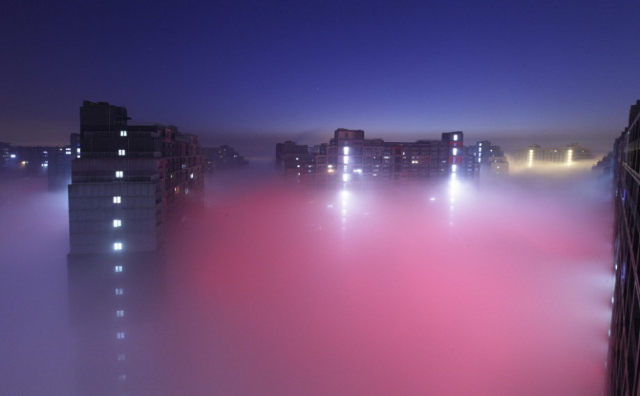 Dense fog hit back Beijing and caused serious air pollution on Tuesday and Wednesday. From the bird’s-eye view, the sleeping city was shrouded by fantasy created by shimmer of dawn, illumination and fog. (Photo/CCTV) 