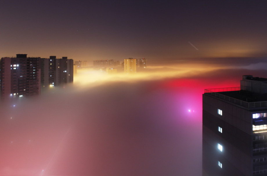 Dense fog hit back Beijing and caused serious air pollution on Tuesday and Wednesday. From the bird’s-eye view, the sleeping city was shrouded by fantasy created by shimmer of dawn, illumination and fog. (Photo/CCTV) 