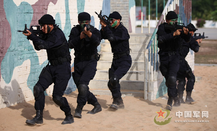 Special forces soldiers conduct five persons’ tactical exercises. (Photo/ Chinamil.com.cn)