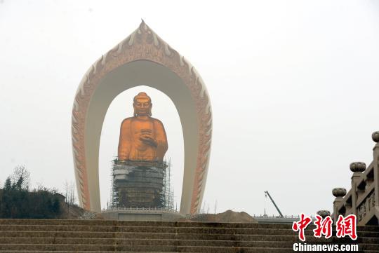 Photo taken on Jan. 23, 2013 shows the golden Amitabha Buddha which is still under construction. (CNSPHOTO/ Duan Changzheng)