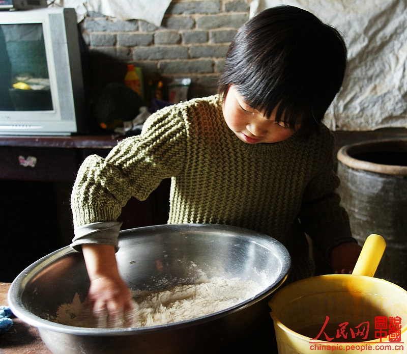 Liqing makes noodles for her mother.(Photo/People's Daily Online)