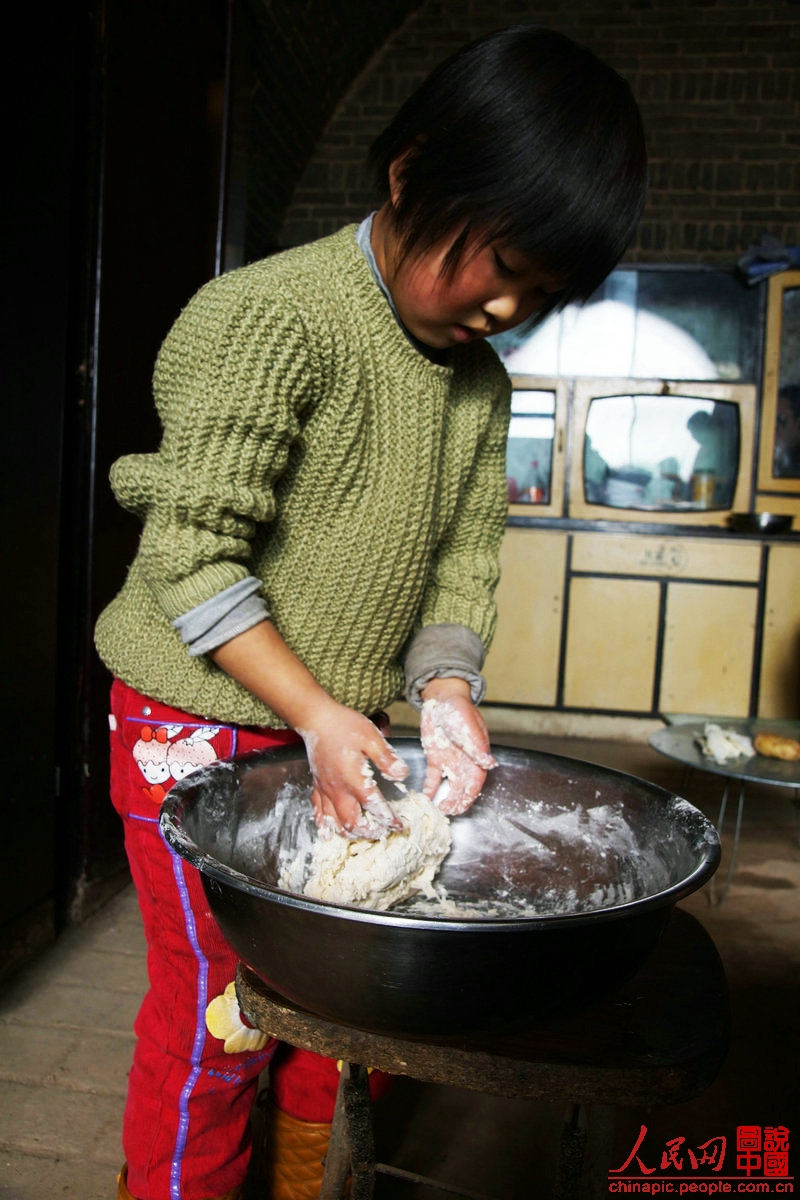 Liqing makes noodles for her mother.(Photo/People's Daily Online)