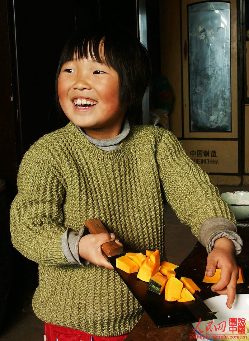 Liqing cooks pumpkins which was her mother favorite dish.(Photo/People's Daily Online)