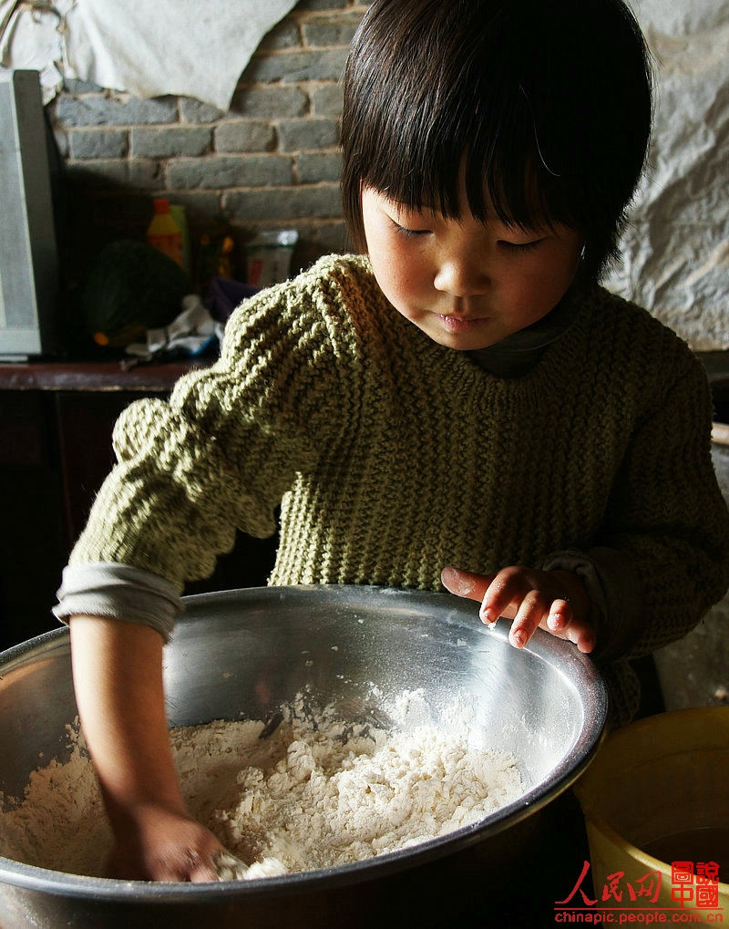 Liqing makes noodles for her mother.(Photo/People's Daily Online)