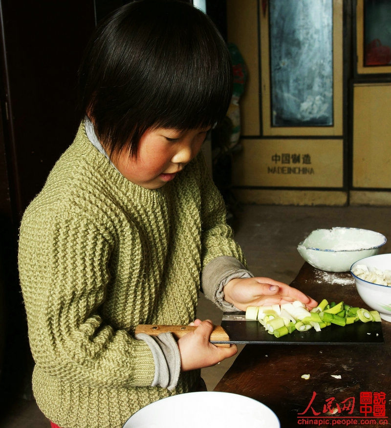 Liqing prepares the dinner.(Photo/People's Daily Online)