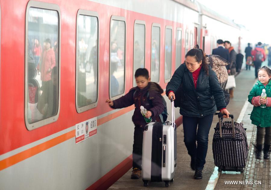 Passengers are seen on the platform of Chongqing North Railway Station in southwest China's Chongqing Municipality, Jan. 24, 2013. As the Spring Festival approaches, more than and people started their journey home. (Xinhua/Liu Chan)