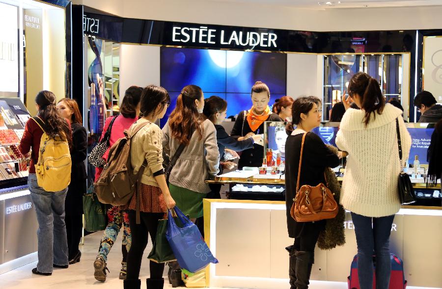 Customers are seen in the shopping center of Harbour City at Tsim Sha Tsui in Hong Kong, south China, Jan. 24, 2013. As the Spring Festival coming, shops in Hong Kong started to offer discounts for increasing customers. (Xinhua/Li Peng)