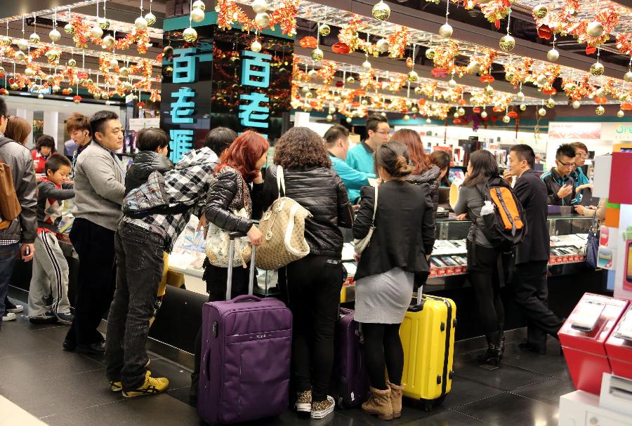 Customers are seen in the shopping center of Harbour City at Tsim Sha Tsui in Hong Kong, south China, Jan. 24, 2013. As the Spring Festival coming, shops in Hong Kong started to offer discounts for increasing customers. (Xinhua/Li Peng)