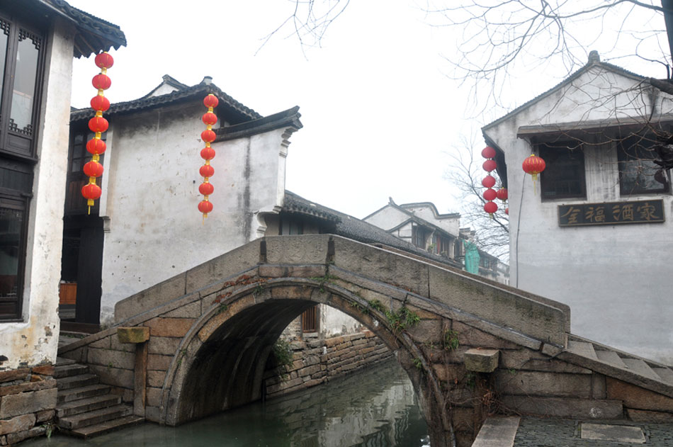 Located at the northeast of Suzhou, Jiangsu Province, the Lion Grove Garden is famous for the Taihu rocks in various shapes which are said to resemble lions, especially the large and labyrinthine grotto of rocks at the garden's center. It is recognized with other classical Suzhou gardens as a UNESCO World Heritage Site. Together with other three gardens, including Blue Wave Pavilion (Canglang Ting), Lingering Garden (Liu Yuan) and Humble Administrator's Garden (Zhuozheng Yuan), the Lion Grove Garden is one of the four most famous and representative gardens of ancient classical style in Suzhou City. (China.org.cn / Yuan Fang)