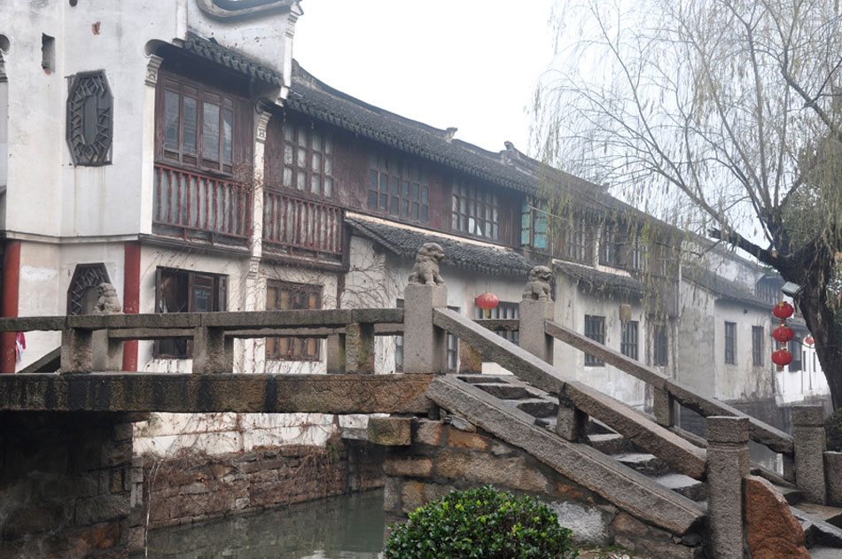 Located at the northeast of Suzhou, Jiangsu Province, the Lion Grove Garden is famous for the Taihu rocks in various shapes which are said to resemble lions, especially the large and labyrinthine grotto of rocks at the garden's center. It is recognized with other classical Suzhou gardens as a UNESCO World Heritage Site. Together with other three gardens, including Blue Wave Pavilion (Canglang Ting), Lingering Garden (Liu Yuan) and Humble Administrator's Garden (Zhuozheng Yuan), the Lion Grove Garden is one of the four most famous and representative gardens of ancient classical style in Suzhou City. (China.org.cn / Yuan Fang)