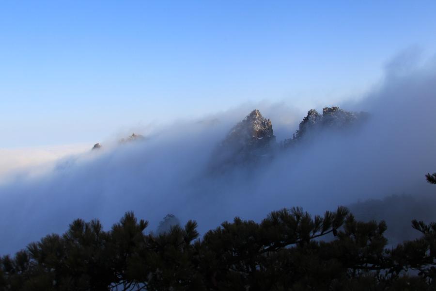 Photo taken on Jan. 13, 2013 shows a view of the Huangshan Mountain, a tourist resort in Huangshan City, east China's Anhui Province. (Xinhua/Li Jianbo)