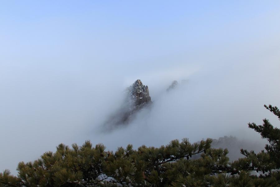 Photo taken on Jan. 13, 2013 shows a view of the Huangshan Mountain, a tourist resort in Huangshan City, east China's Anhui Province. (Xinhua/Li Jianbo)