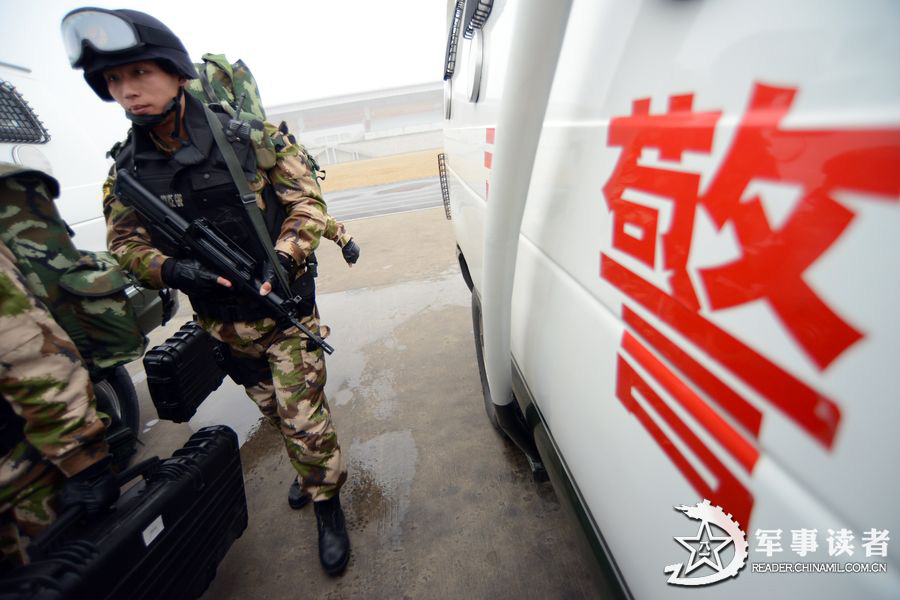 Special operation members are in comprehensive military training. (China Military Online/Li Ke)