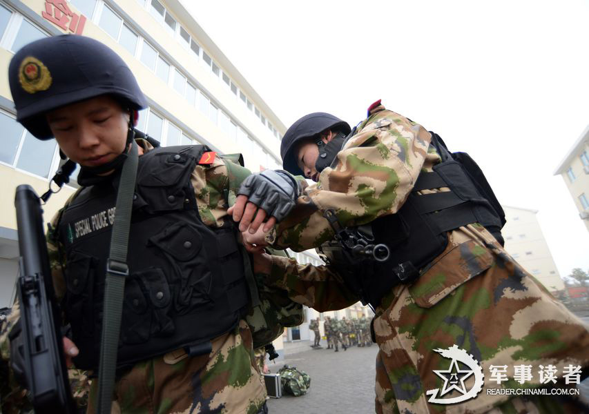 Special operation members are in comprehensive military training. (China Military Online/Li Ke)