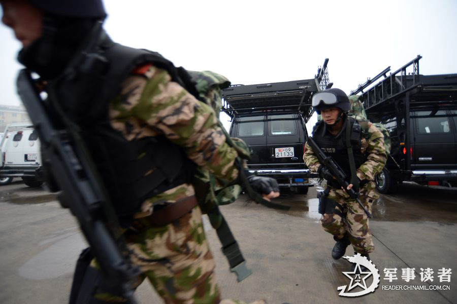 Special operation members are in comprehensive military training. (China Military Online/Li Ke)