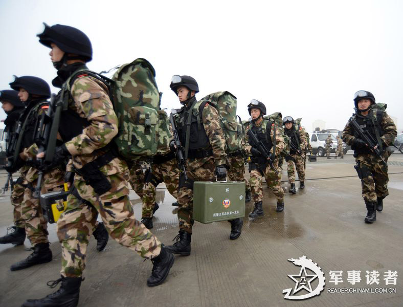 Special operation members are in comprehensive military training. (China Military Online/Li Ke)