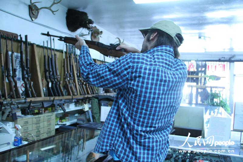 Photo taken on Jan. 20 shows a gun shop in  Los Angeles. Recently, reporters from People’s Daily Online walked into several gun shops in Los Angeles and tried to get the real opinions of buyers and sellers on the issue of gun control.(People's Daily Online/ Chen Yiming)