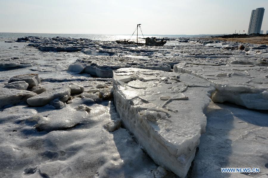 A fishing boat is stranded in the sea ice in Qinhuangdao, north China's Hebei Province, Jan. 24, 2013. The floating ice in Bohai Sea has expanded due to the cold snap. (Xinhua/Yang Shiyao)