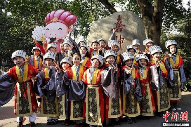 Children in costumes of "God of Happiness" meet the media in the Wuhou Memorial Temple in Chengdu, Sichuan Province, January 24, 2013. They will perform at a temple fair during the Spring Festival.  (Photo: CNS/An Yuan)