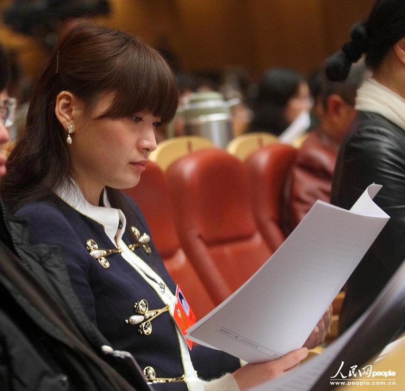 Kelly Zong is the President of Hangzhou Wahaha Group, which is the largest food & beverage enterprise in China. It is her first time to attend the CPPCC meeting as a CPPCC member at the opening ceremony of the 11th session of the Zhejiang Provincial People's Political Consultative Conference on Jan. 24, 2013.(CPC/Chen Zhongqiu)