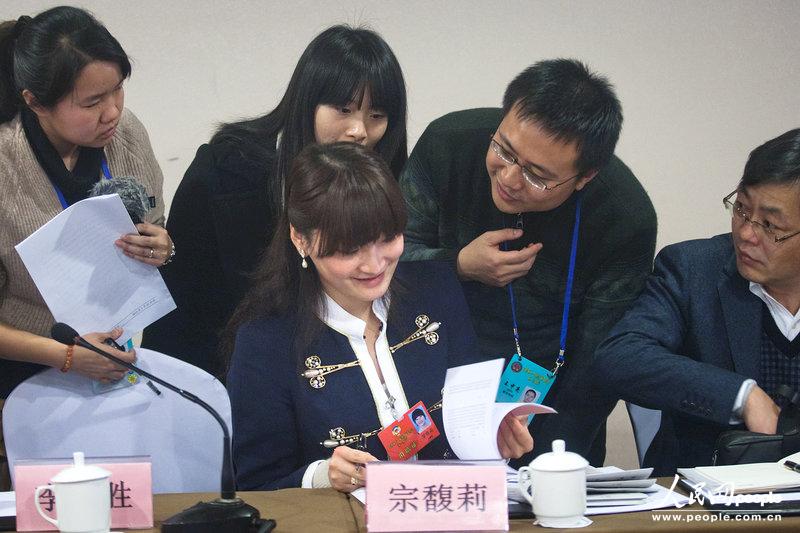 Kelly Zong is the President of Hangzhou Wahaha Group, which is the largest food & beverage enterprise in China. It is her first time to attend the CPPCC meeting as a CPPCC member at the opening ceremony of the 11th session of the Zhejiang Provincial People's Political Consultative Conference on Jan. 24, 2013.(CPC/Chen Zhongqiu)