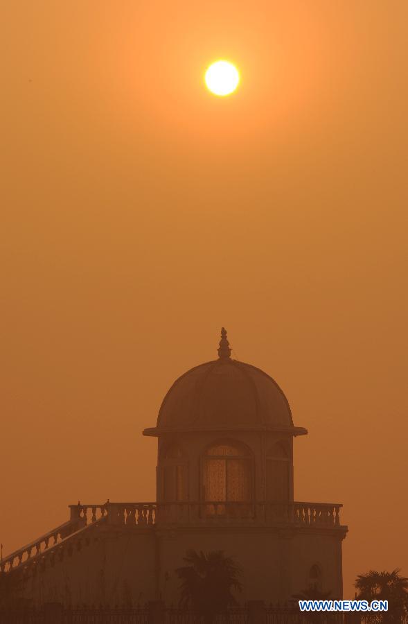 Photo taken on Jan. 24, 2013 shows a building in the fog in the Minhang District of Shanghai, east China. Fog hit Shanghai Thursday. (Xinhua/Lai Xinlin)