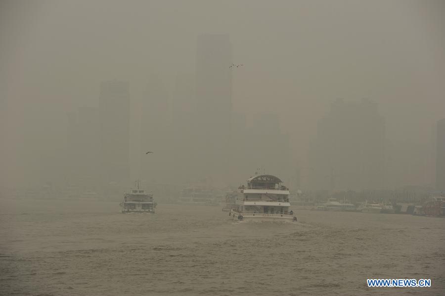 Photo taken on Jan. 24, 2013 shows the fog-shrouded Lujiazui Area in east China's Shanghai Municipality. Fog hit Shanghai Thursday. (Xinhua/Lai Xinlin) 