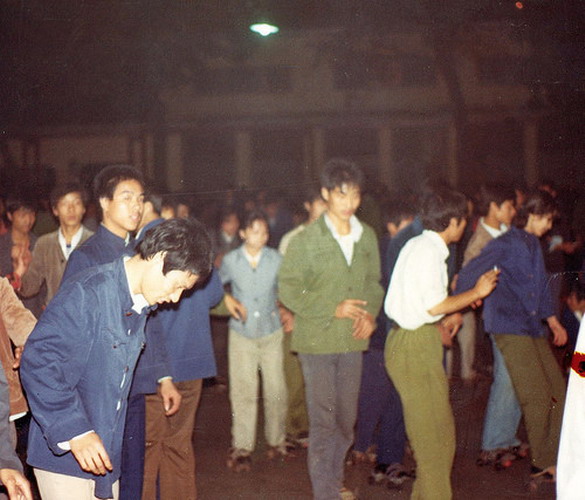 Young people wearing simple dress. (Photo/Chinadaily.com.cn)