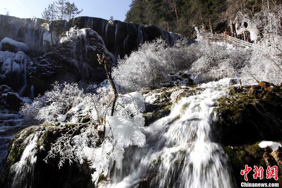 Photo shows the fantastic icescape at Jiuzhaigou Valley in southwest China's Sichuan province. (CNSPhoto / Yang Kejia)