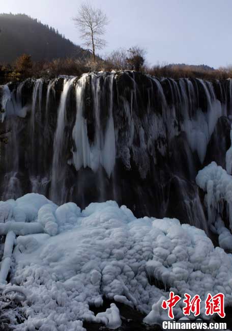 Photo shows the ice fall at at Jiuzhaigou Valley in southwest China's Sichuan province. (CNSPhoto / Yang Kejia)