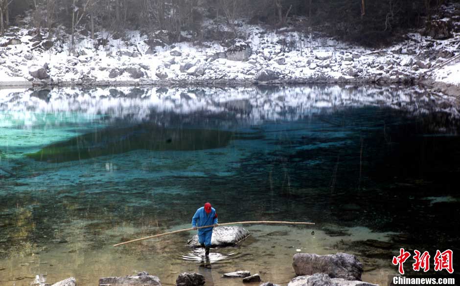 Photo shows the wonderful snow scenery at Jiuzhaigou Valley in southwest China's Sichuan province. (CNSPhoto / Yang Kejia)