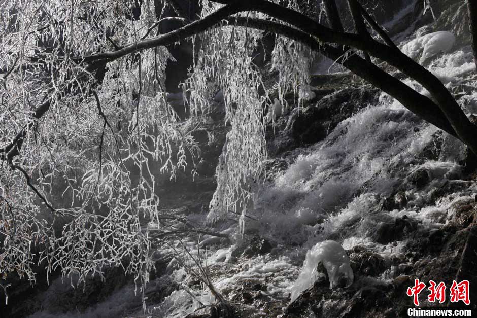 Photo shows the fantastic icescape at Jiuzhaigou Valley in southwest China's Sichuan province. (CNSPhoto / Yang Kejia)