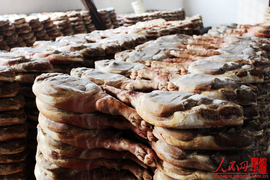 The finished hams are stored in the warehouse.