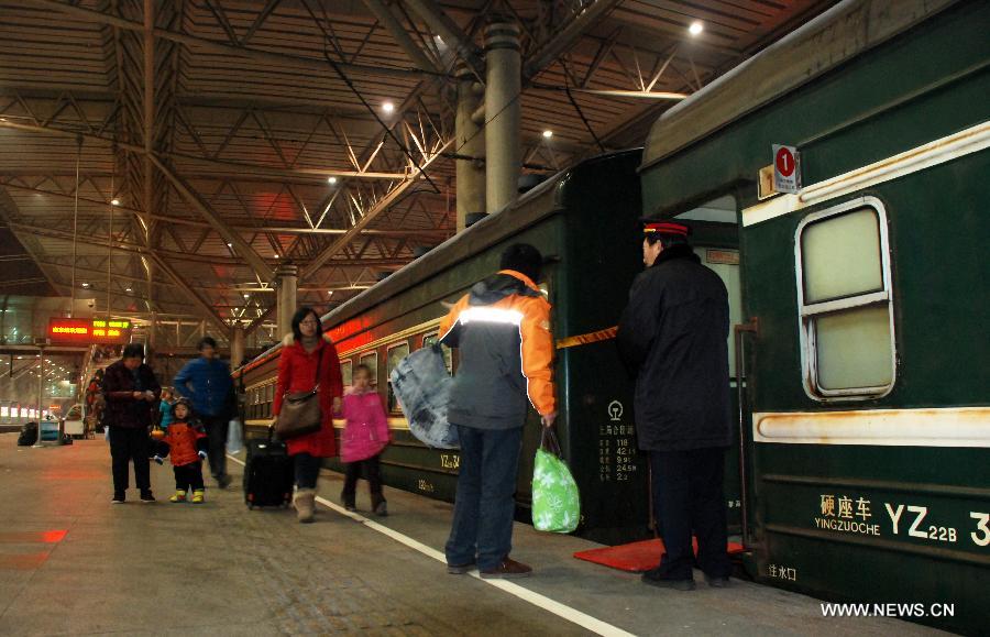 Passengers board a train at the Nanjing Railway Station in Nanjing, capital of east China's Jiangsu Province, Jan. 26, 2013. The 40-day Spring Festival travel rush started on Saturday. The Spring Festival, which falls on Feb. 10 this year, is traditionally the most important holiday of the Chinese people. It is a custom for families to reunite in the holiday, a factor that has led to massive seasonal travel rushes in recent years as more Chinese leave their hometowns to seek work elsewhere. Public transportation is expected to accommodate about 3.41 billion travelers nationwide during the holiday, including 225 million railway passengers, (Xinhua/Li Xiang) 