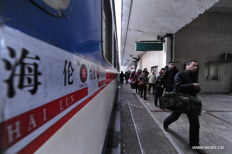 Passengers prepare to board a train at the Harbin Railway Station in Harbin, capital of northeast China's Heilongjiang Province, Jan. 26, 2013. The 40-day Spring Festival travel rush started on Saturday. The Spring Festival, which falls on Feb. 10 this year, is traditionally the most important holiday of the Chinese people. It is a custom for families to reunite in the holiday, a factor that has led to massive seasonal travel rushes in recent years as more Chinese leave their hometowns to seek work elsewhere. Public transportation is expected to accommodate about 3.41 billion travelers nationwide during the holiday, including 225 million railway passengers, (Xinhua/Wang Song) 