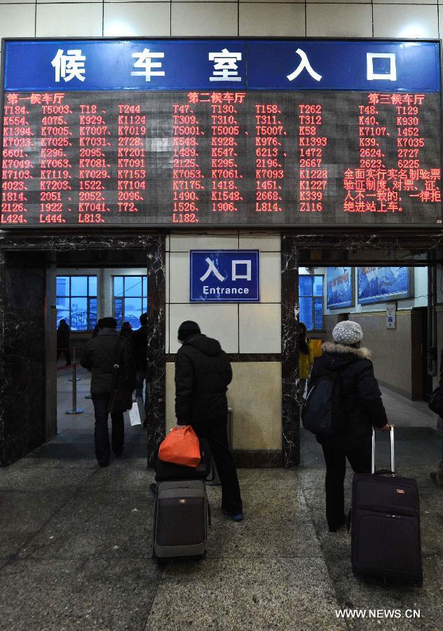 Passengers enter the waiting hall at the Harbin Railway Station in Harbin, capital of northeast China's Heilongjiang Province, Jan. 26, 2013. The 40-day Spring Festival travel rush started on Saturday. The Spring Festival, which falls on Feb. 10 this year, is traditionally the most important holiday of the Chinese people. It is a custom for families to reunite in the holiday, a factor that has led to massive seasonal travel rushes in recent years as more Chinese leave their hometowns to seek work elsewhere. Public transportation is expected to accommodate about 3.41 billion travelers nationwide during the holiday, including 225 million railway passengers, (Xinhua/Wang Song) 