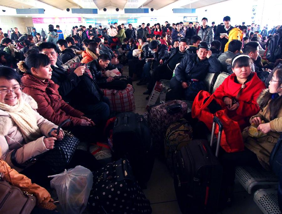 Passengers wait for trains at the Shanghai Railway Station in east China's Shanghai, Jan. 25, 2013. The 40-day Spring Festival travel rush will begin on Jan. 26. The Spring Festival, the most important occasion for a family reunion for the Chinese people, falls on the first day of the first month of the traditional Chinese lunar calendar, or Feb. 10 this year. The number of passengers would reach 3.407 billion person-time during the 2013 Spring Festival travel, an 8.6 percent increase year on year. (Xinhua/Chen Fei) 