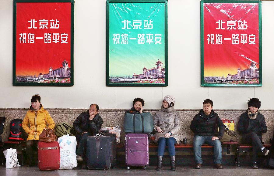 Passengers wait to board trains at the Beijing Railway Station in Beijing, capital of China, Jan. 25, 2013. The 40-day Spring Festival travel rush will start on Jan. 26. (Xinhua/Wang Xiang) 