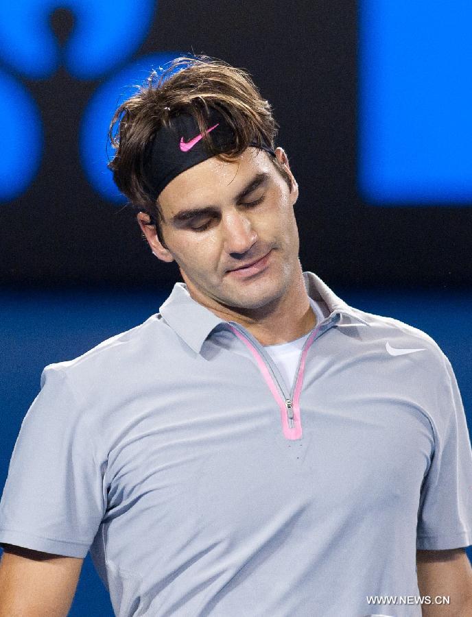 Roger Federer of Switzerland reacts during the men's singles semifinal match against Andy Murray of Britain at the 2013 Australian Open tennis tournament in Melbourne, Australia, Jan. 25, 2013. Roger Federer lost 2-3. (Xinhua/Bai Xue) 